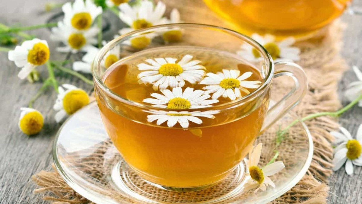 'Thần dược' của giấc ngủ nổi danh nhất phải kể đến hoa cúc. Uống một tách trà hoa cúc trước khi ngủ sẽ giúp cơ thể được thư giãn, sảng khoái, từ đó bạn sẽ dễ chìm vào giấc ngủ hơn. Theo nghiên cứu, trong hoa cúc có chứa hợp chất flavonoid gây buồn ngủ.