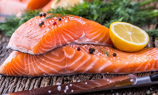 Lượng axit béo tốt cho cơ thể có trong cá thu, cá hồi, cá ngừ... giúp điều hoà nhịp tim. Hai chất vitamin D và omega-3 giúp điều chỉnh satonin, hợp chất thiết lập chu kỳ ngủ và thức của cơ thể.