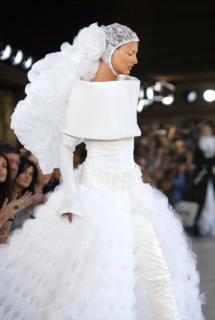 Linda Evangelista xuất hiện với thiết kế váy cưới độc đáo, nữ siêu mẫu vinh hạnh kết màn cho show diễn Chanel vào năm 2003.