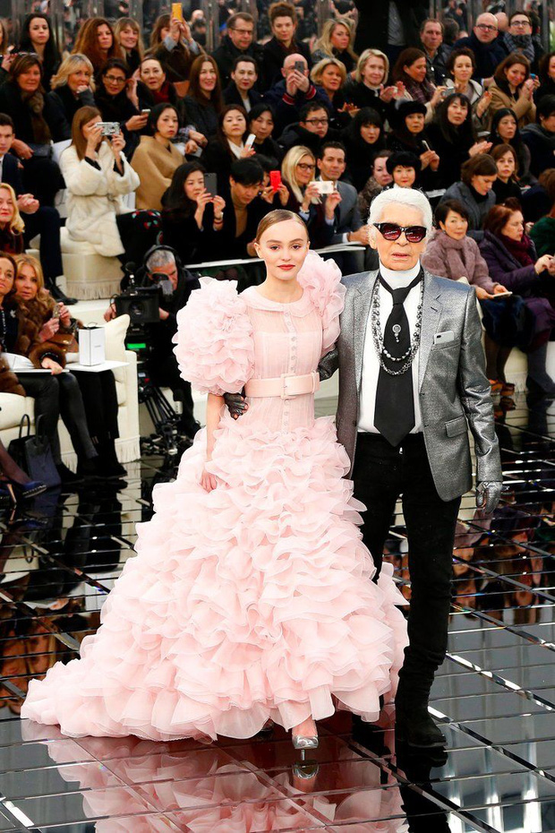 Sải bước trên sàn diễn Chanel, nữ diễn viên Lili Rose Depp trở thành người mẫu kết màn trẻ nhất trong lịch sử Chanel, thể hiện sự ngọt ngào, trong sáng với chiếc váy hồng lộng lẫy ở tuổi 17. 
