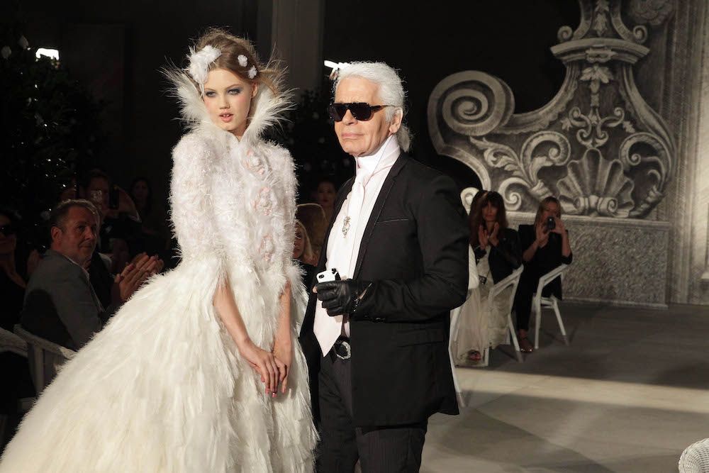Người được mặc trang phục kết màn của Chanel cũng thể hiện được vị thế và sự đẳng cấp khi là thiết kế được chính cựu giám đốc sáng tạo chăm chút và lựa chọn.