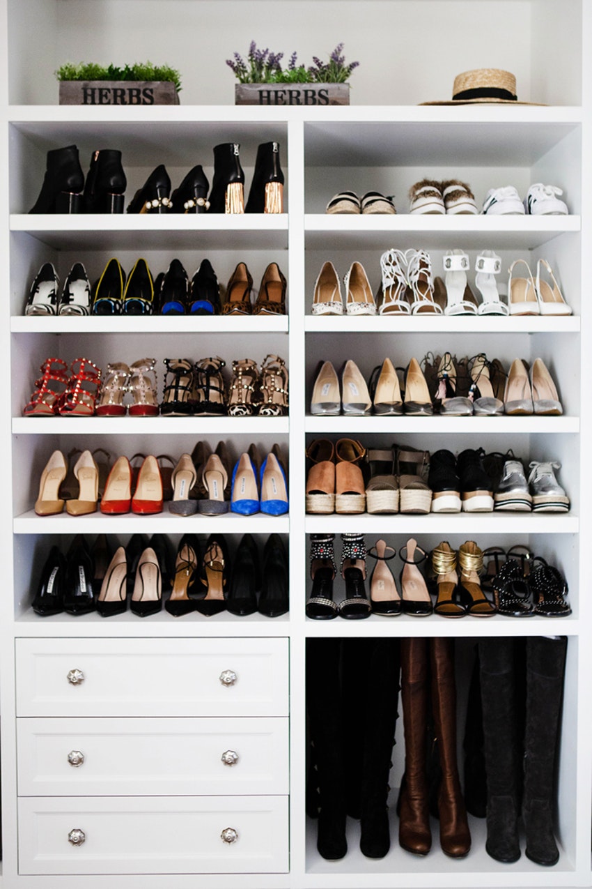 Sắp xếp tủ giày có hệ thống dựa theo chức năng, màu sắc hay thói quen mang giày của bạn.
