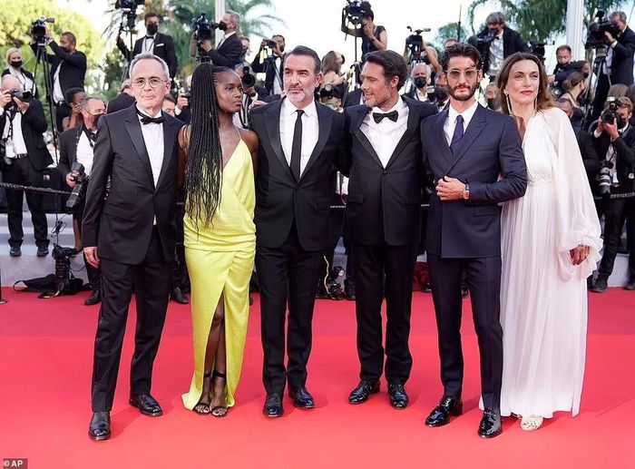 Dàn diễn viên phim đề tài điệp viên Pháp OSS 117 cũng góp mặt trong sự kiện. Được biết lễ bế mạc Cannes lần thứ 74 cũng là ngày ra mắt bộ phim này.