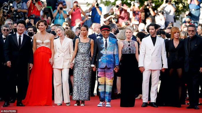 Dàn giám khảo Cannes lần thứ 74 'chào sân' với gu thời trang trẻ trung, nổi bật. Đặc biệt nhất là Chủ tịch Ban giám khảo - Spike Lee khi ông mặc bộ suit 'cầu vồng' sặc sỡ ở tuổi 64.