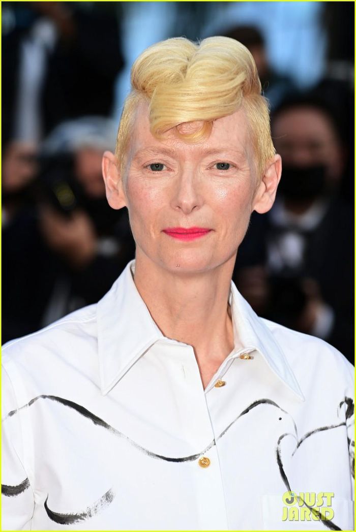 Tilda Swinton cũng góp mặt trong sự kiện, nữ minh tinh được mệnh danh 'đa diện nhân' của nền điện ảnh đương đại thể hiện màu sắc mới lạ với kiểu búi cao, uốn xoăn và trang phục unisex gồm áo sơ mi trắng hoạ tiết và quần suông.