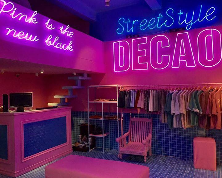 Không chỉ bán quần áo, shop Decao còn là “bệ phóng” dành cho các người mẫu chụp lookbook hiện nay, trong đó có Châu Bùi. không thể phủ nhận, Decao vừa là một fashionista có gu vừa có khả năng kinh doanh tốt.