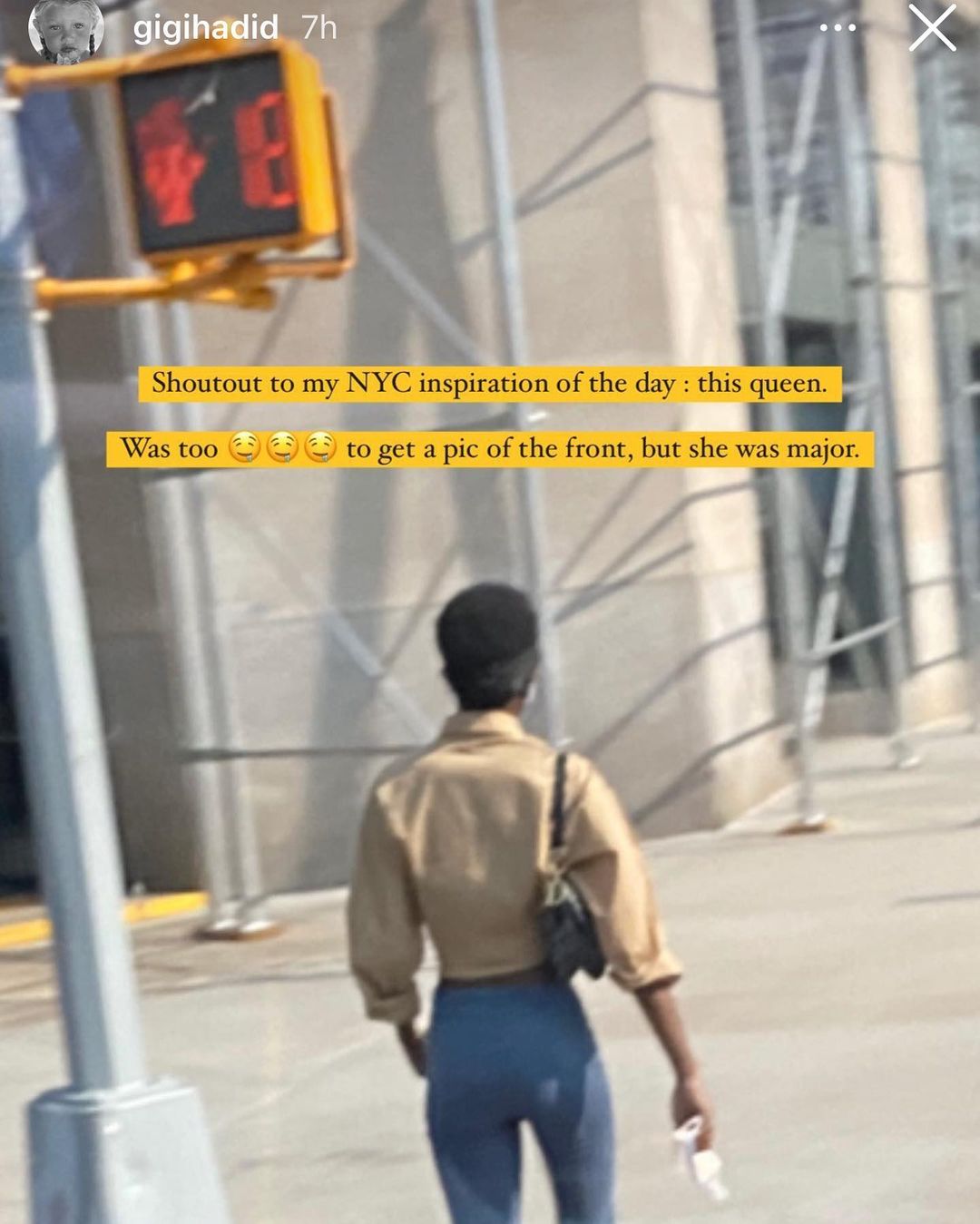 Gigi Hadid đăng tải story thể hiện niềm hâm mộ dành cho cô gái trẻ đang sải bước trên đường phố New York.