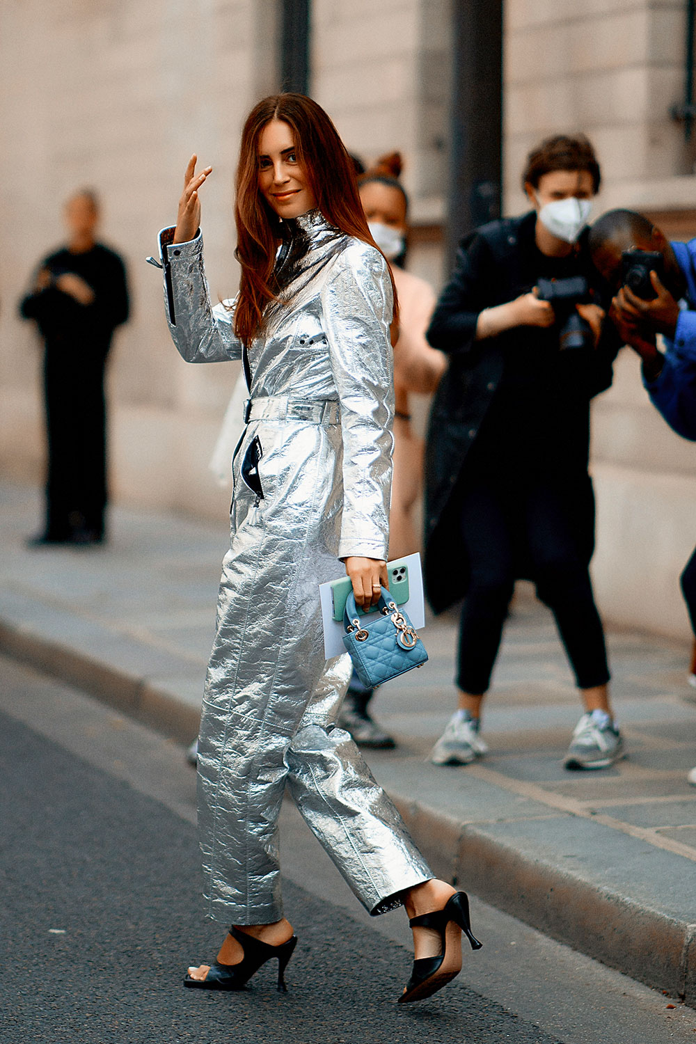 Fashionista gốc Tây Ban Nha - Gala Gonzalez xuất hiện nổi bật với bộ jumpsuit chất liệu ánh bạc như phi hành gia, trên tay là chiếc túi Lady Dior Mini phiên bản xanh da trời siêu hiếm.