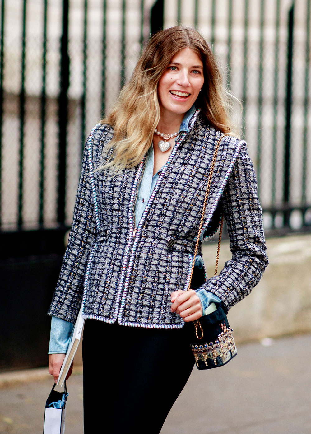 Một cô gái khác tinh tế phối mẫu túi mini được thêu hoạ tiết thành phố Paris đi cùng chiếc áo tweed trứ danh của Chanel. Được biết đây là mẫu phụ kiện nằm trong BST Fall - Winter 2021 của Chanel.