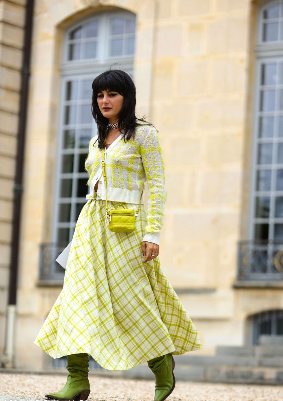 María Bernad nổi bật với set đồ họa tiết màu vàng và xanh mạ. Cô tạo điểm nhấn cho outfit bằng chiếc túi Vanity Bag nổi bật trong BST phụ kiện Chanel 2021. Cái hay của một người biết 'chơi' với màu sắc chính là tạo sự hài hòa ngay cả khi xuất hiện với những bảng màu rực rỡ.