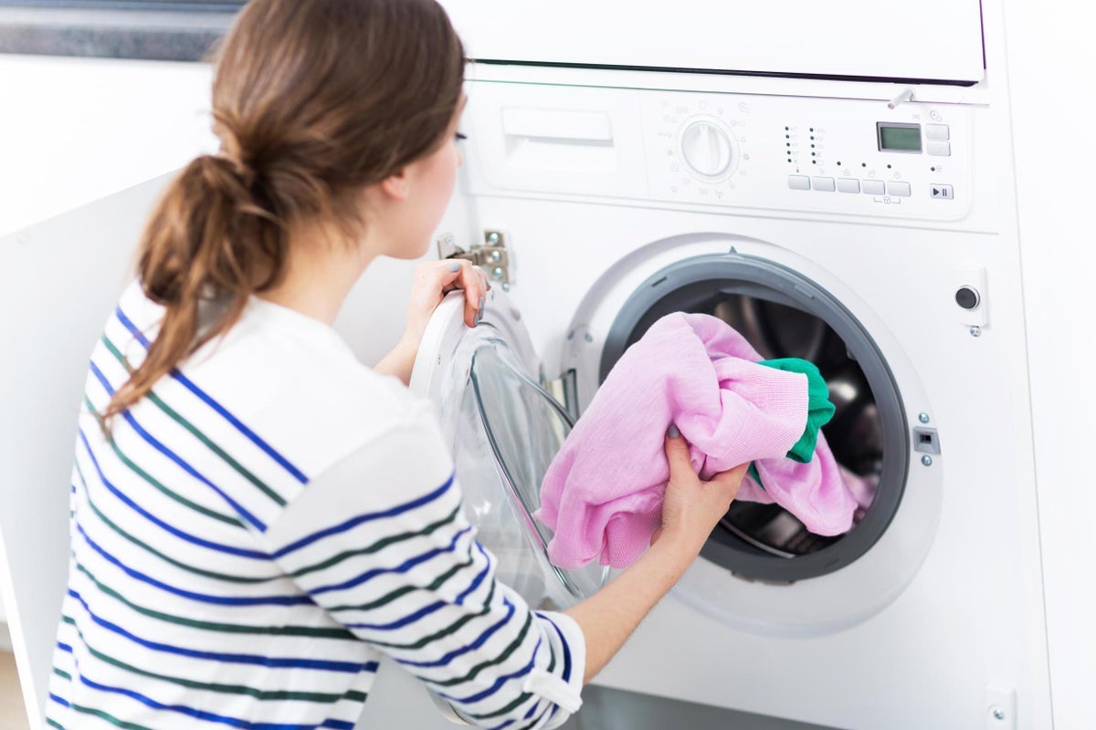 Nếu không có nhiều thời gian cho công việc giặt ủi, hãy mang quần áo của bạn đến tiệm giặt ủi, đây là cách nhanh chóng giúp quần áo của bạn được chăm sóc một cách tốt nhất