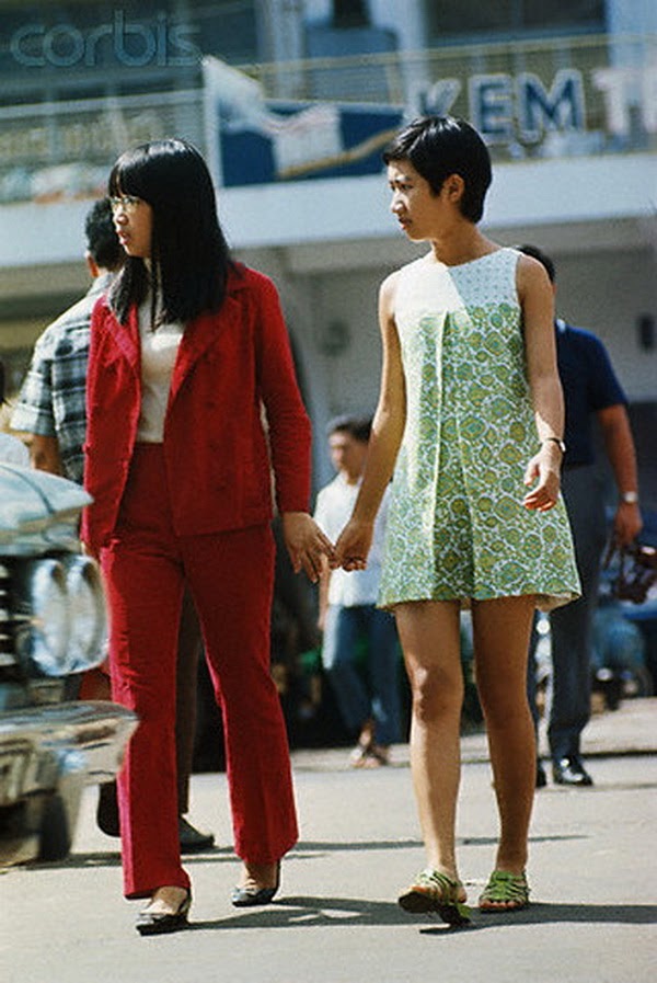 Quần âu cạp cao, blazer cứng cáp mang đến hình ảnh thanh lịch pha lẫn mạnh mẽ cho phụ nữ Sài Gòn.