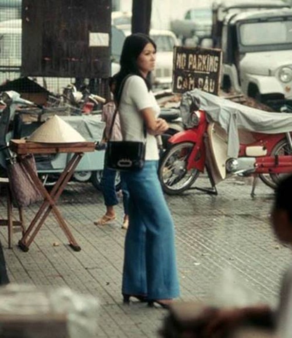 Những chiếc quần jeans ống loe tôn dáng, phối cùng áo thun và giày sandals thể hiện sự phóng khoáng trong thời trang.