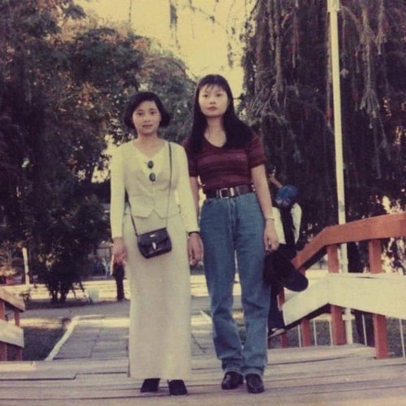 Quần mom jeans cùng áo croptop thể hiện sự phóng khoáng, trẻ trung hay thanh lịch cùng suit váy, thời trang Sài Gòn thập niên 90s trở nên nhộn nhịp và mới lạ.
