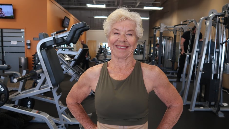Cụ bà 74 tuổi sửo hữu vóc dáng cơ bắp cuồn cuộn như lực sĩ.