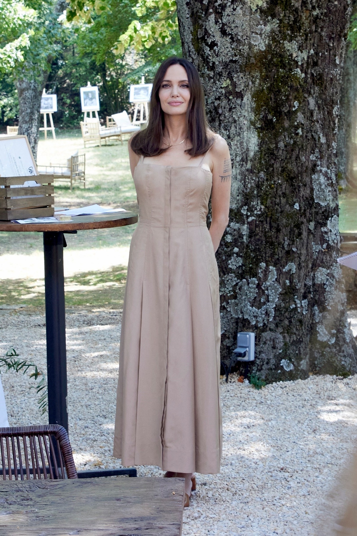 Đầm là một trong những item được 'bà mẹ 6 con' ưu ái khi đi du lịch Paris. Các báo thời trang cũng nhận định, Agelina Jolie mang đến nguồn cảm hứng tuyệt vời cho phong cách mùa hè thanh lịch.