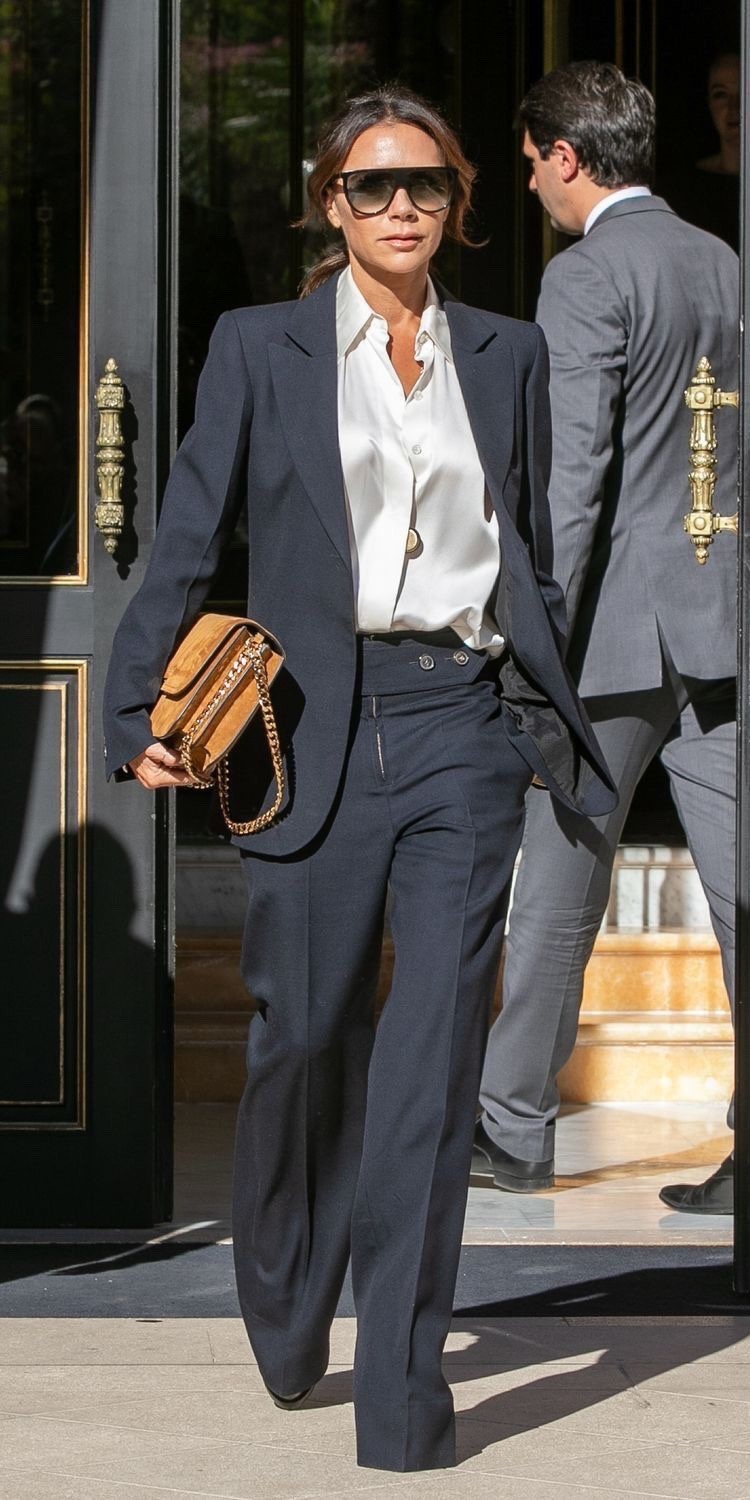 Phối suit oversize với sơ mi trắng, vóc dáng 47 tuổi của Victoria Beckham trông cuốn hút và đầy mạnh mẽ, cá tính.