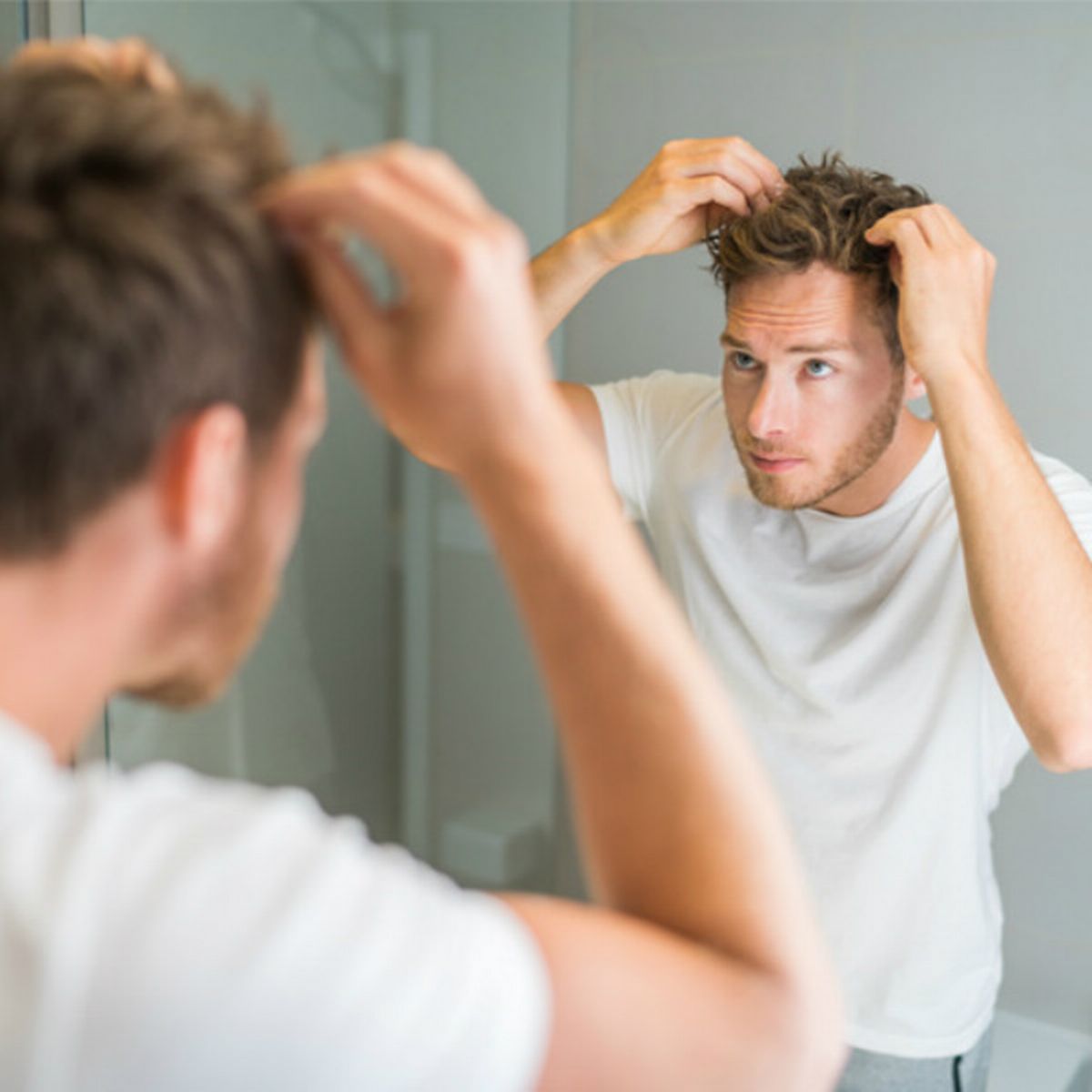 Việc làm sạch tóc bằng dầu gội, xả sau khi vuốt sáp là cực kì cần thiết để tránh những hư tổn và các bệnh về da đầu.