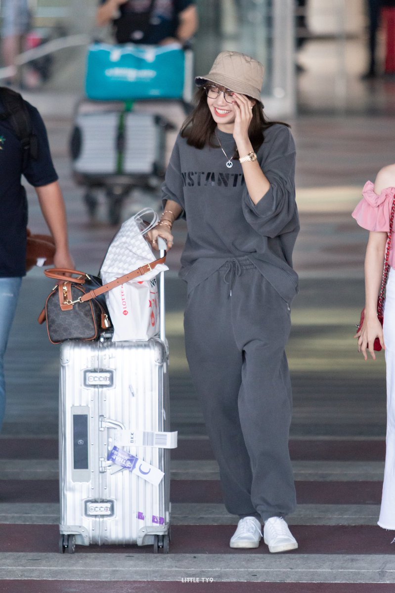 Lisa cũng từng xuất hiện ở sân bay với đồ nỉ rộng thùng thình. Đây có lẽ là công thức chung cho các nữ idol khi muốn xuất hiện tại sân bay chỉn chu mà vẫn đảm bảo độ thoải mái.