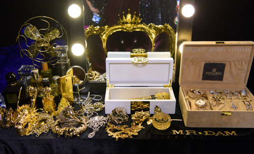 Nam ca sĩ còn sở hữu tủ trưng bày những trang sức và phụ kiện đồng hồ đắt tiền, mạ vàng, nạm kim cương với giá trị ước tính cũng gần 100 tỷ.