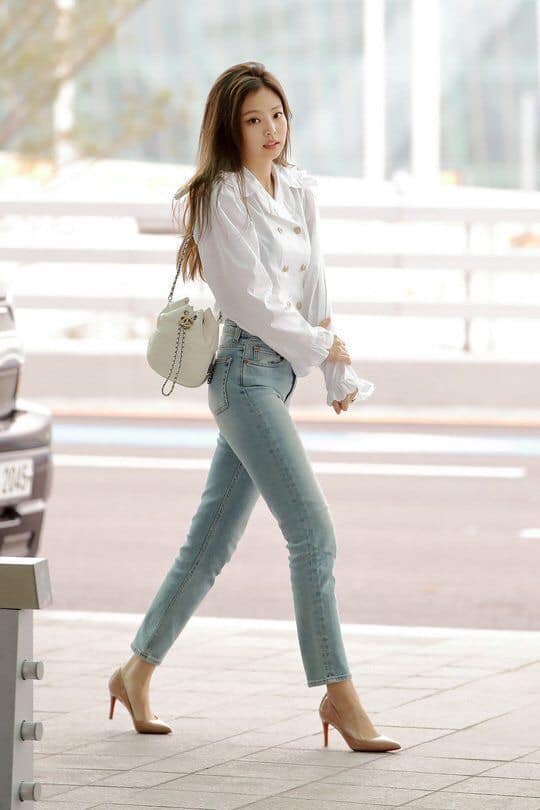 Jennie diện skinny jeans nhưng không phối cùng giày sneakers như thường thấy, cô nàng chọn giày cao gốt để đôi chân trông thanh thoát hơn.