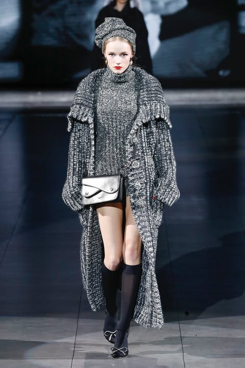 Dolce&Gabbana trở về với màu đen nguyên thuỷ trong những set đồ len đậm chất punk.