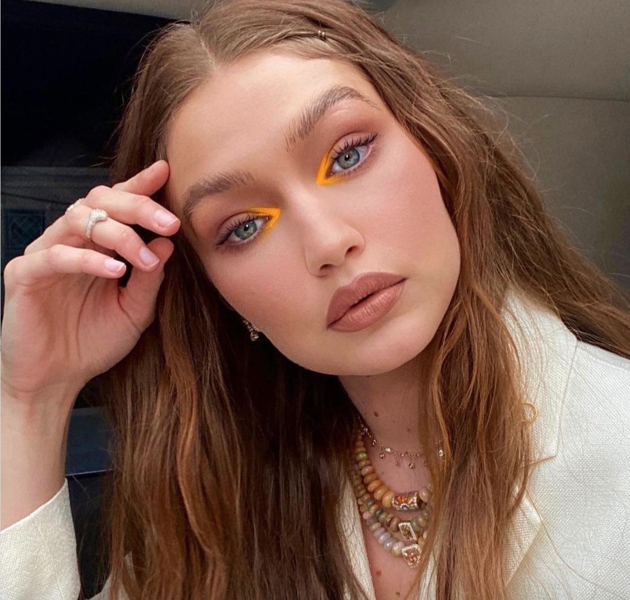 Gigi Hadid chọn màu vàng highlight cho phần đầu mắt, tạo sự đồng bộ với màu tóc cháy nắng yêu thích của cô.