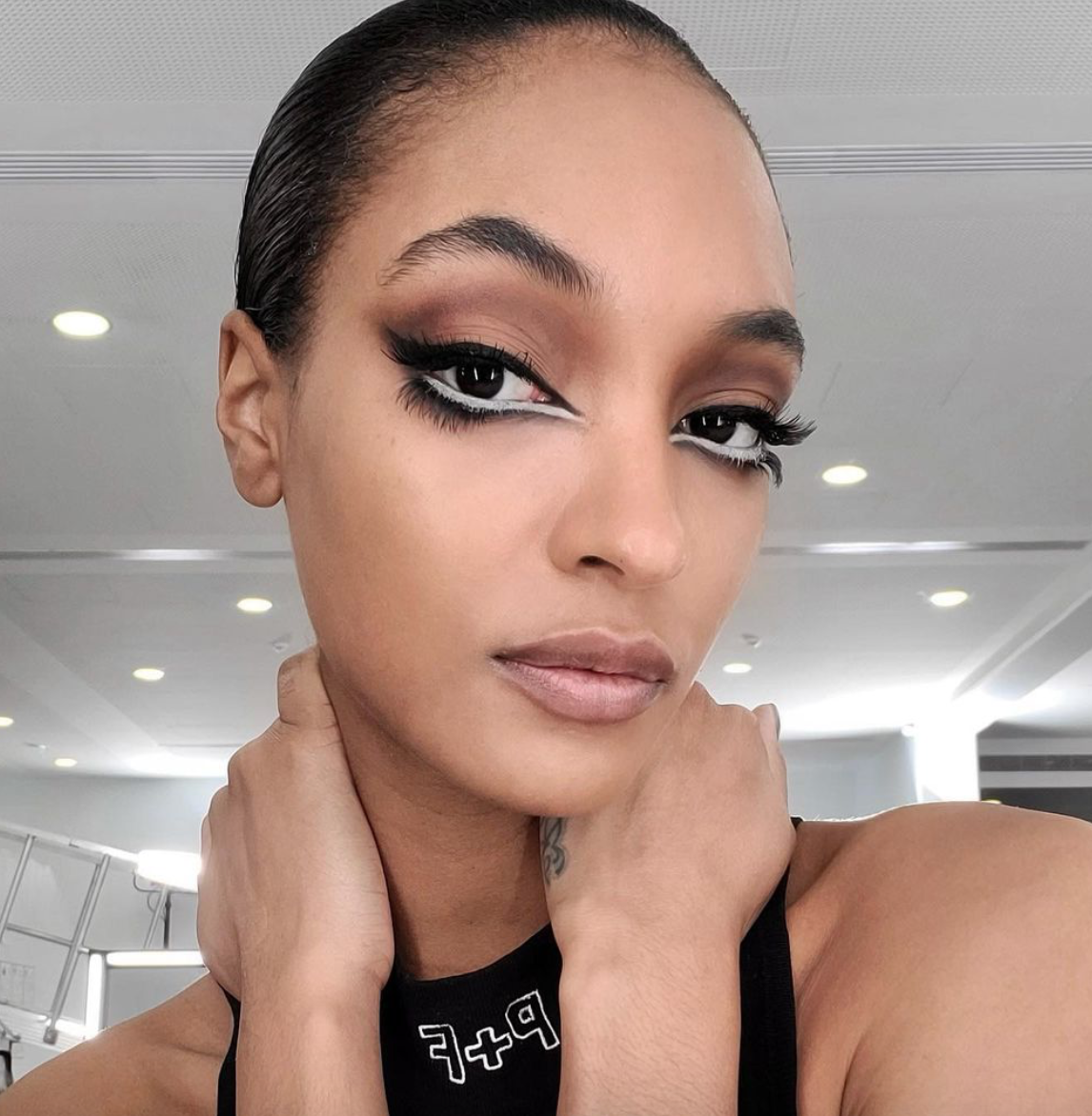 Jordan Juun cập nhật layout make-up của cô trong show diễn của Givenchy, phần đuôi mắt khá đơn giản trong khi đầu mắt được kẻ dài với cặp màu trắng - đen tương phản tạo sức hút.