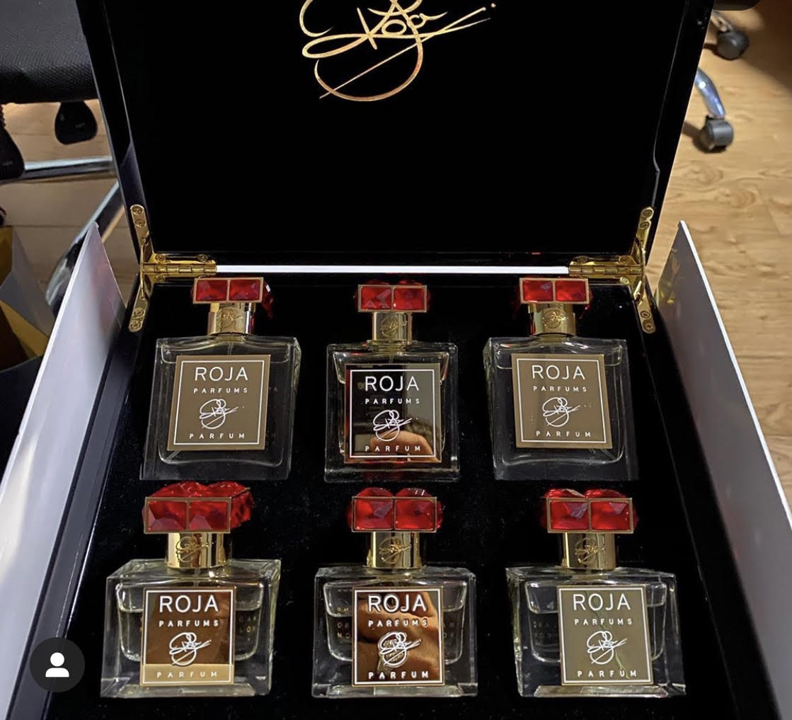 Ông xã Hari Won từng khoe sở hữu BST nước hoa đến từ thương hiệu 'bậc thầy' của chế tác mùi hương Roja Dove. Tổng cộng 6 chai với thiết kế nắp nạm đá sang trọngị kèm chữ ký của nhà sáng lập, trị giá 30.000 USD (khoảng 700 triệu đồng).