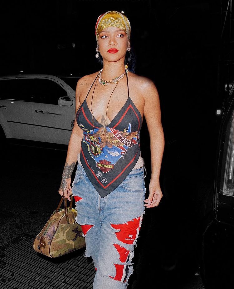 Trước thời điểm có bầu, Rihanna được ghi nhận từng xuống phố đầy cá tính với quần ống rộng rách rưới, áo yếm quyến rũ và trang sức kim cương sang trọng.