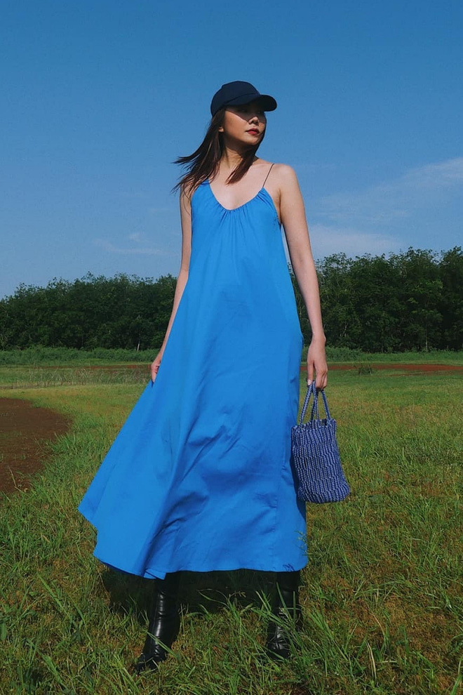 'Chị đại' Thanh Hằng hiếm hoi khoe vẻ đẹp mặn mà, nữ tính ở độ tuổi U40 với đầm oversized xanh dương nổi bật. 