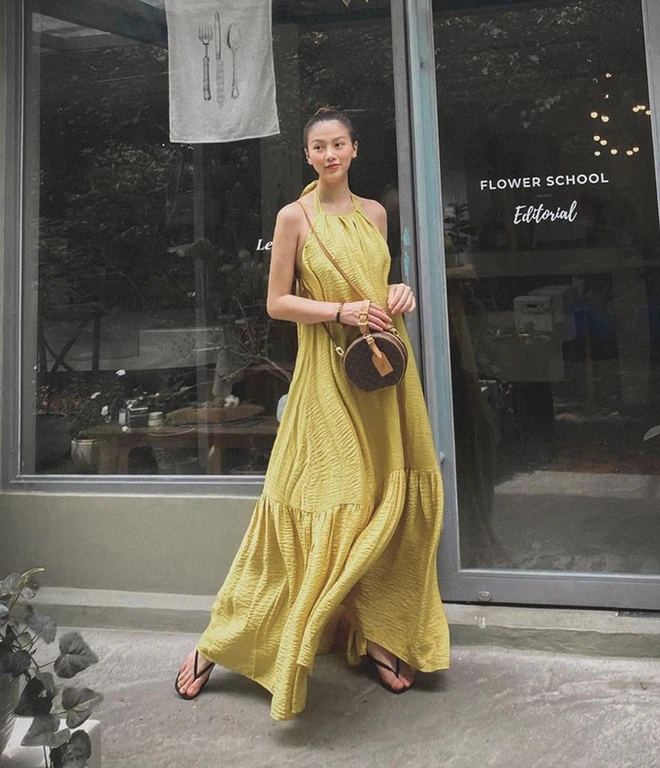 Hoa hậu Phương Khánh thả dáng lả lướt trên phố với kiểu dáng đầm dài, cổ yếm mềm mại, dập dìu.
