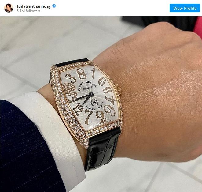 Ông xã Hari Won thích những mẫu đồng hồ nạm kim cương sang chảnh. Lần này là mẫu Franck Muller Crazy Hours được anh khoe trên trang Instagram với giá 500 triệu đồng.