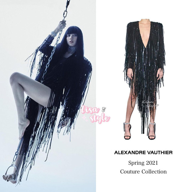 Bộ váy tua rua đen xuất hiện cùng Lisa trên chiếc xích đu thuộc về thương hiệu Alexandre Vauthier. Đây cũng là thiết kế mới nhất trong BST Spring Couture 2021.