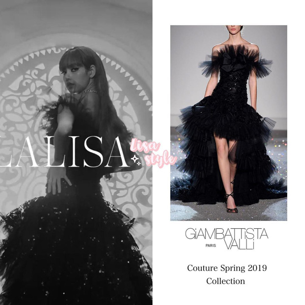 Đầu tiên phải kể đến chiếc váy lộng lẫy của thương hiệu Giambattista Valli xuất hiện ở đầu video. Đây là một thiết kế trong bộ sưu tập Haute Couture Spring 2019. Dù không có giá niêm yết nhưng giá trị của bộ váy này được cho là trên 300 triệu đồng.