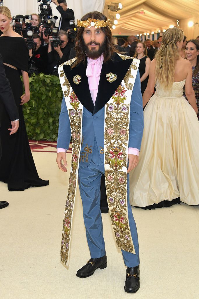 Jared Leto là sao nam thường xuyên lọt top mặc đẹp tại Met Gala những năm gần đây. Nam diễn viên thể hiện khí chất vương giả với suit, khăn choàng hoạ tiết tại sự kiện.