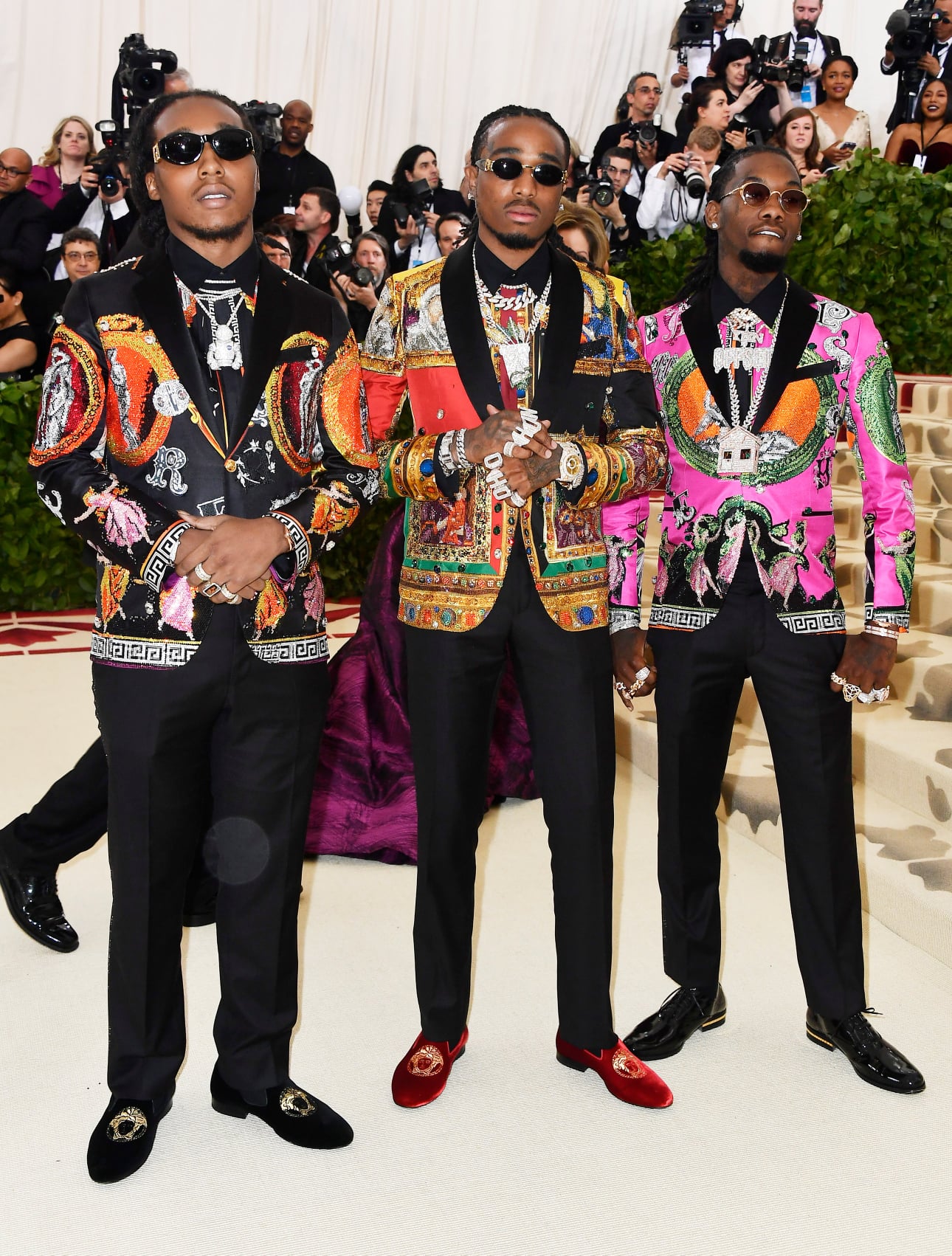 Các nam rapper da màu Takeoff, Quavo, Offset xuất hiện như một nhóm nhạc với những chiếc áo vest được nạm đính đá quý, mang màu sắc sặc sỡ.