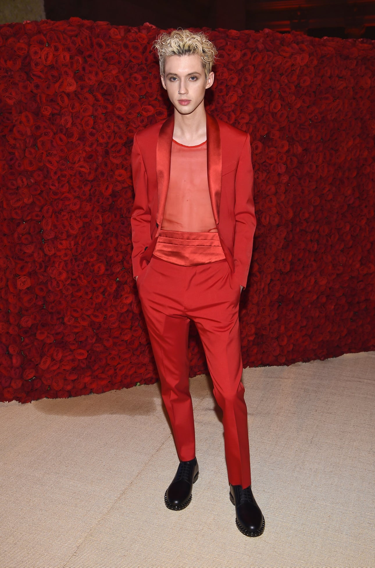 Troye Sivan thể hiện sức hút với phong cách phi giới tính. Nam ca sĩ chọn suit đỏ đầy ma mị, quyến rũ.