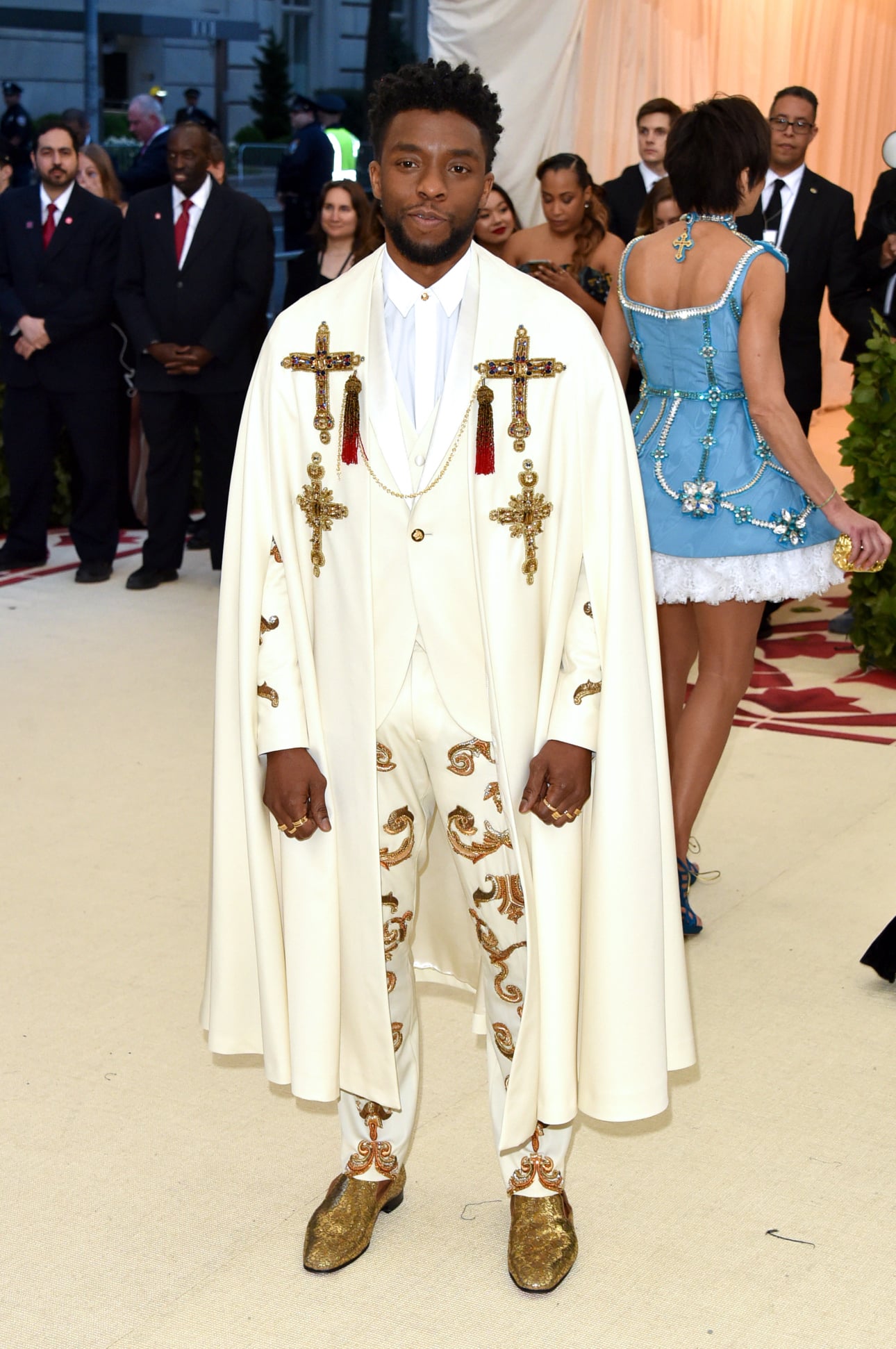 Nam diễn viên quá cố Chadwick Boseman xuất hiện như một vị vua thực thụ ngoài đời với suit, áo choàng được điểm xuyết bằng những phụ kiện liên quan đến công giáo mang ánh vàng kim sang chảnh.
