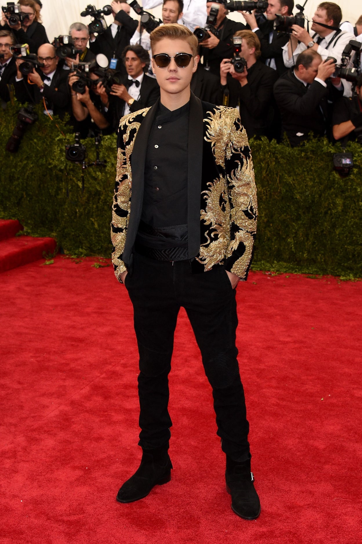 Justin Bieber trong thời kỳ đỉnh cao nhan sắc, anh chàng lịch lãm pha chút khí chất vương giả với áo blazer thêu hoạ tiết rồng phương Đông tại Met Gala 2015.