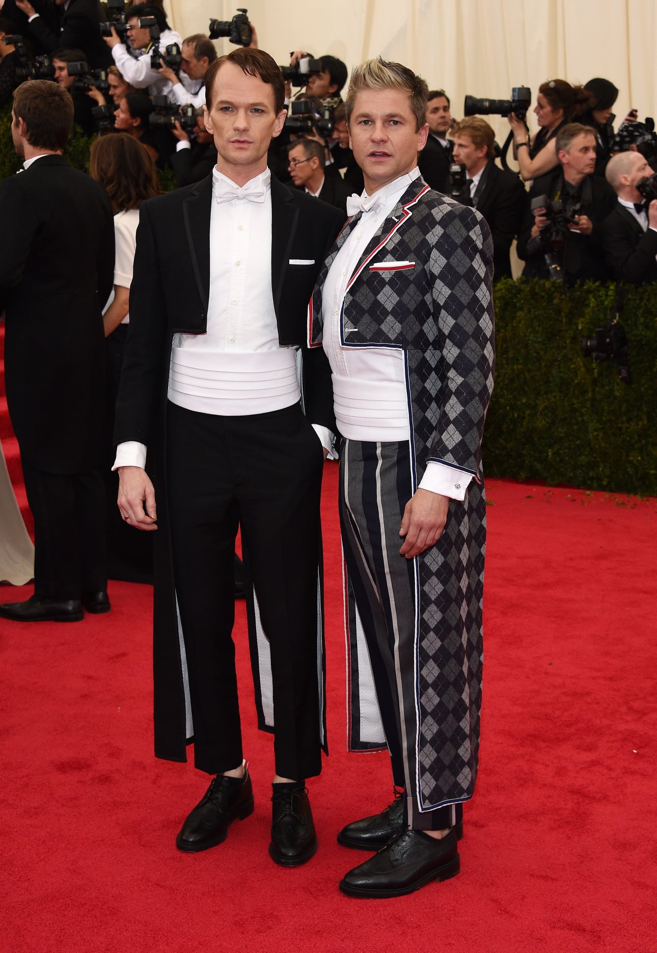 Cặp đôi Neil Patrick Harris và David Burtka với suit crop lạ mắt của thương hiệu Thom Browne tại Met Gala 2014.