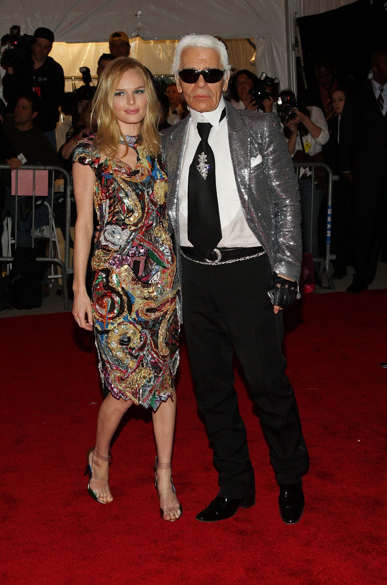 'Ông hoàng Chanel' Karl Lagerfeld trung thành với đồ suit, kính đen và găng tay da trong Met Gala 2008.