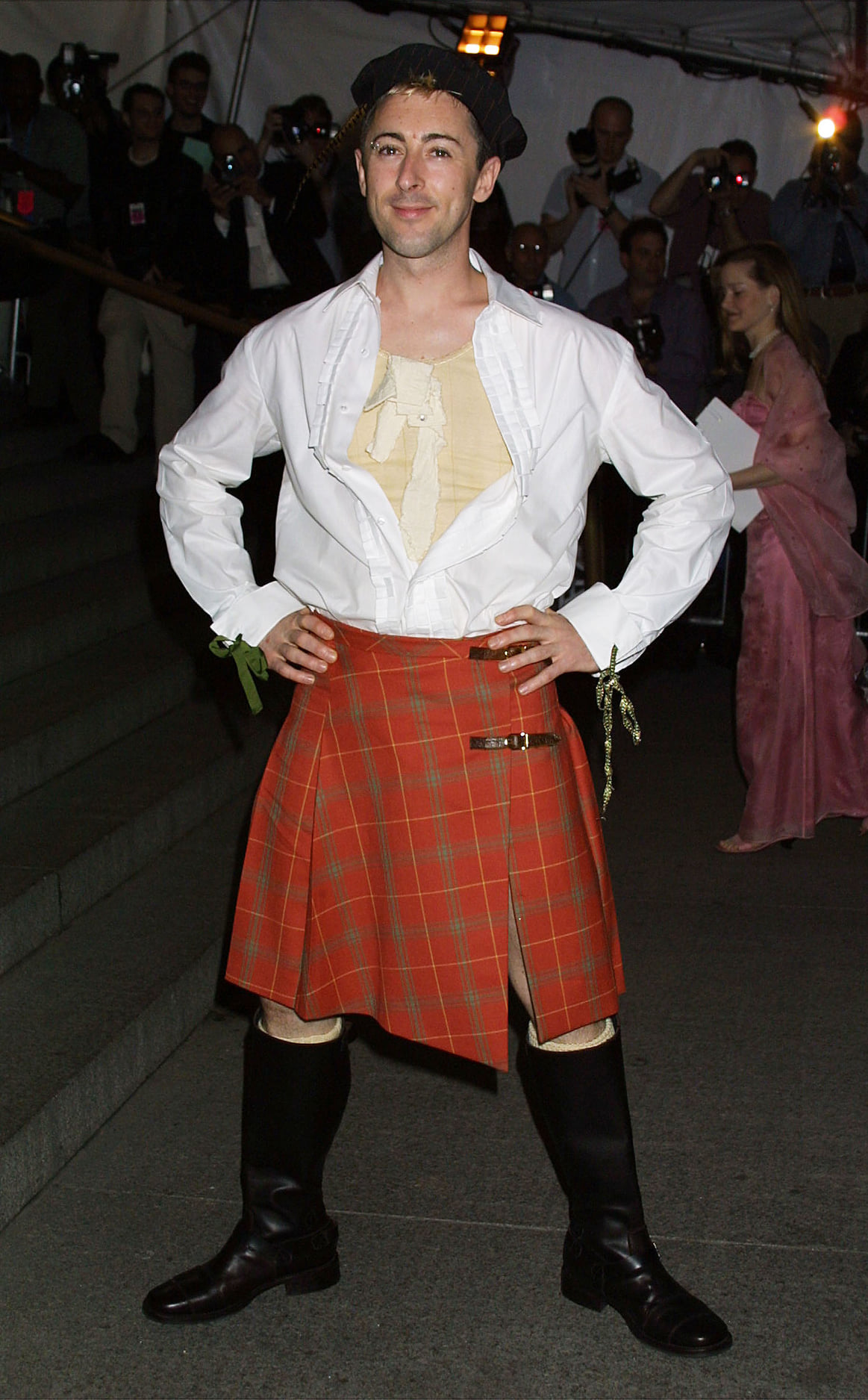 Alan Cumming mang phong vị văn hoá quê nhà Scotland lên thảm đỏ Met Gala 2001.