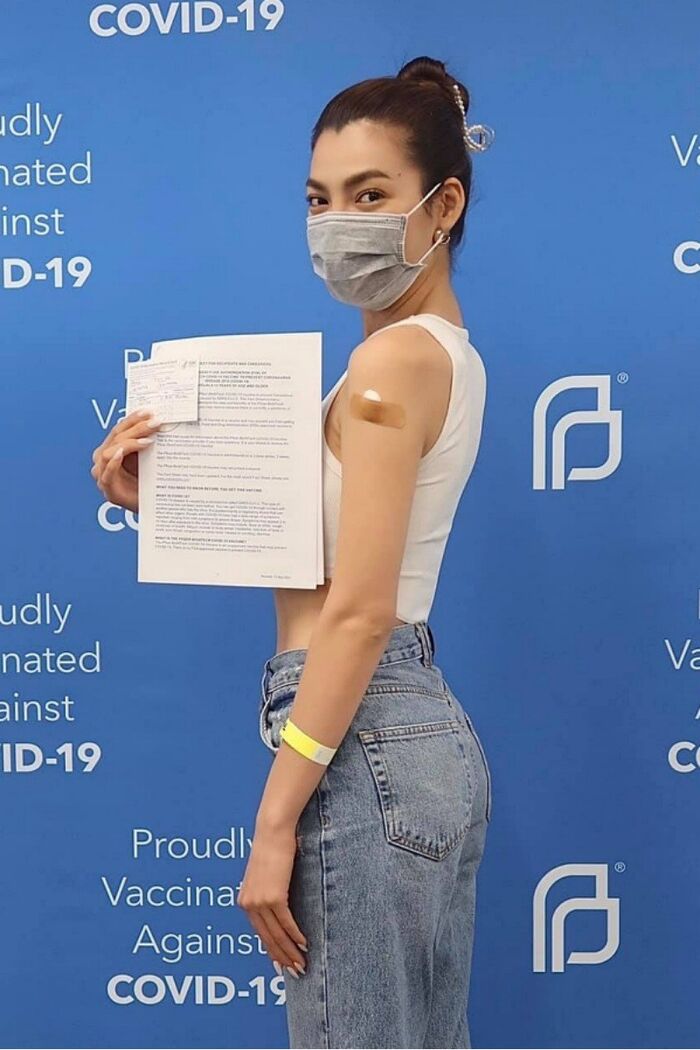 Trân Đài quyết định bay về Mỹ rồi mới tiêm vaccine. Hoa hậu chuyển giới Việt Nam 2020 diện áo croptop sát nách, quần baggy jeans khi đến địa điểm tiêm chủng.