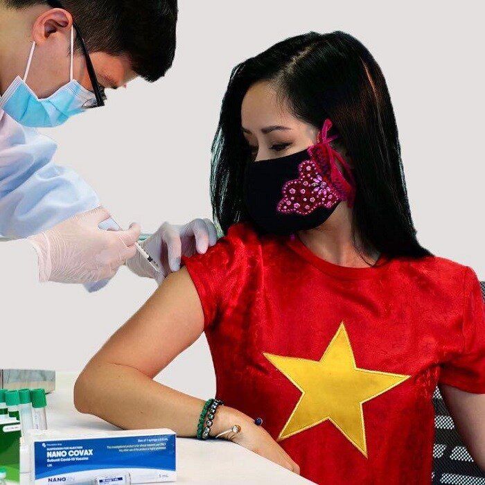 Diva Hồng Nhung trẻ trung, năng động với chiếc áo quốc kỳ Việt Nam. Bà mẹ hai con đăng ký tiêm vaccine Nano Covax do Việt Nam sản xuất.