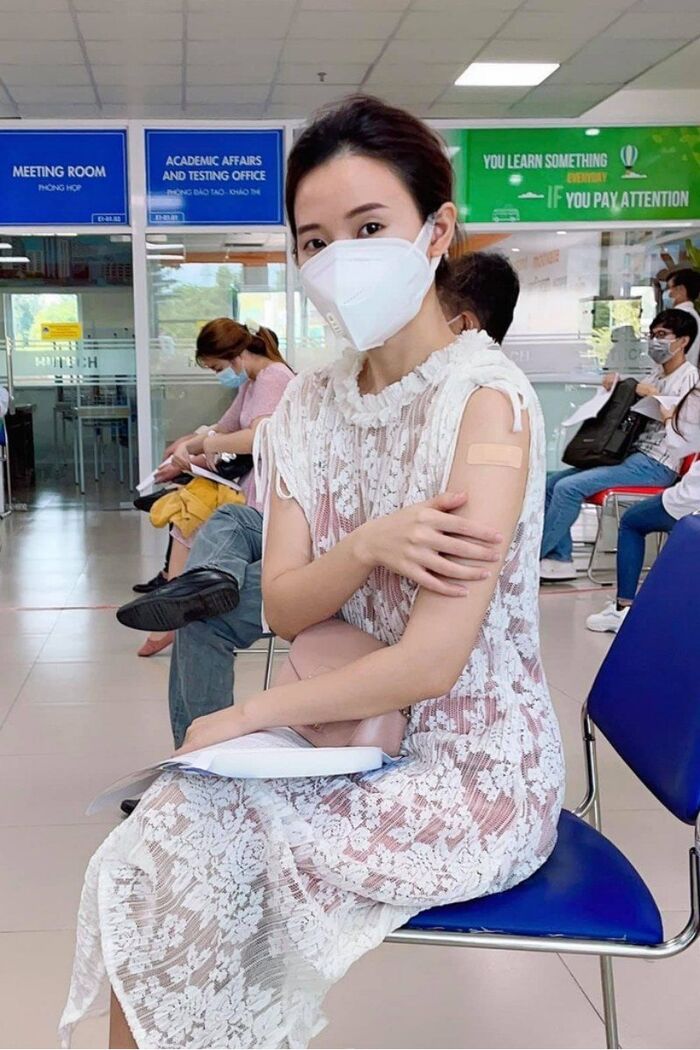Midu nền nã với váy ren không tay. Dù đi tiêm nhưng các mỹ nhân Việt vẫn chăm chút cho hình ảnh, cô phối túi màu hồng nude đồng điệu với lớp váy lót bên trong.