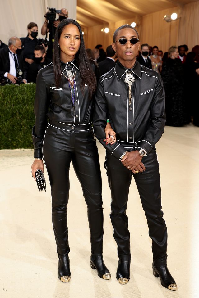 Vợ chồng Pharrell Williams mặc đồ đôi tham gia sự kiện Met Gala 2021. Thiết kế bằng da được lấy cảm hứng từ thời trang của NTK quá cố Karl Lagerfeld, Chanel thiết kế riêng.