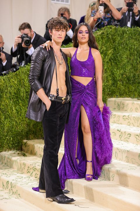 Shawn Mendes khoác blazer da, thả cúc quyến rũ bên cạnh Camila Cabello. Cô nàng chọn một chiếc váy sequin màu tím, khoe vẻ đẹp nóng bỏng Latin bên bạn trai.