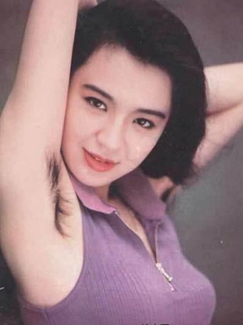 Nữ diễn viên người Trung Quốc - Thang Duy trong phim Sắc Giới từng gây bất ngờ với màn khoe lông nách trong cảnh nóng. Ngoài đời, cô nàng cũng nuôi lông nách để thể hiện sự bình đẳng giới.