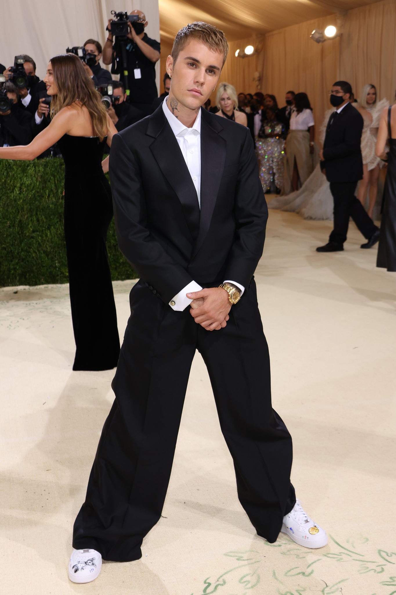 Justin Bieber diện suit đen với chiếc quần rộng phóng khoáng. Nam diễn viên vẫn tạo dấu ấn trẻ trung với giày sneakers in stickers tinh nghịch.